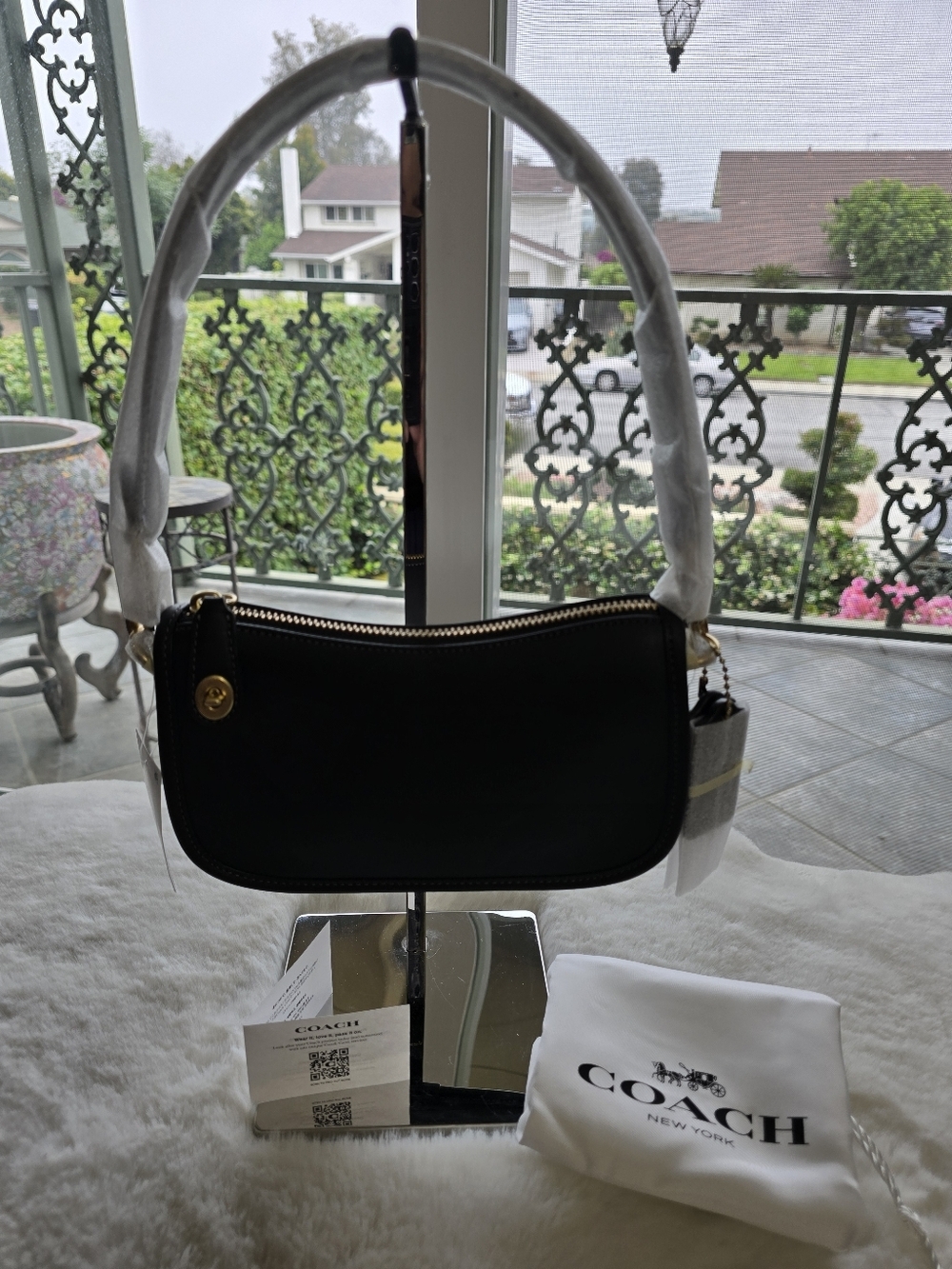 The Coach Originals - Swinger 20 Leather Shoulder Bag in Black (NWT) - Picture 7 of 15